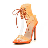 Transparente Sandalen mit überkreuzten Bändern und hohen Absätzen